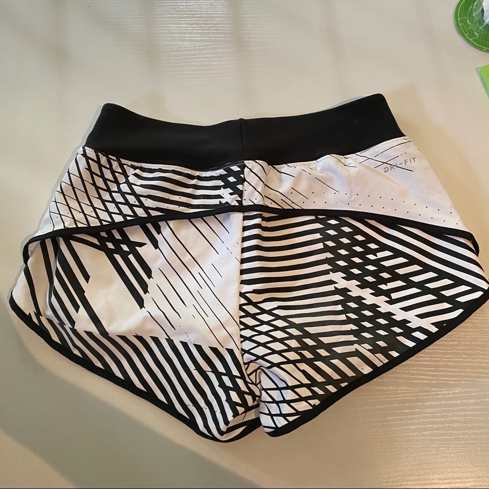 Nike Dry-Fit shorts white with black stripes - Picture 3 of 7